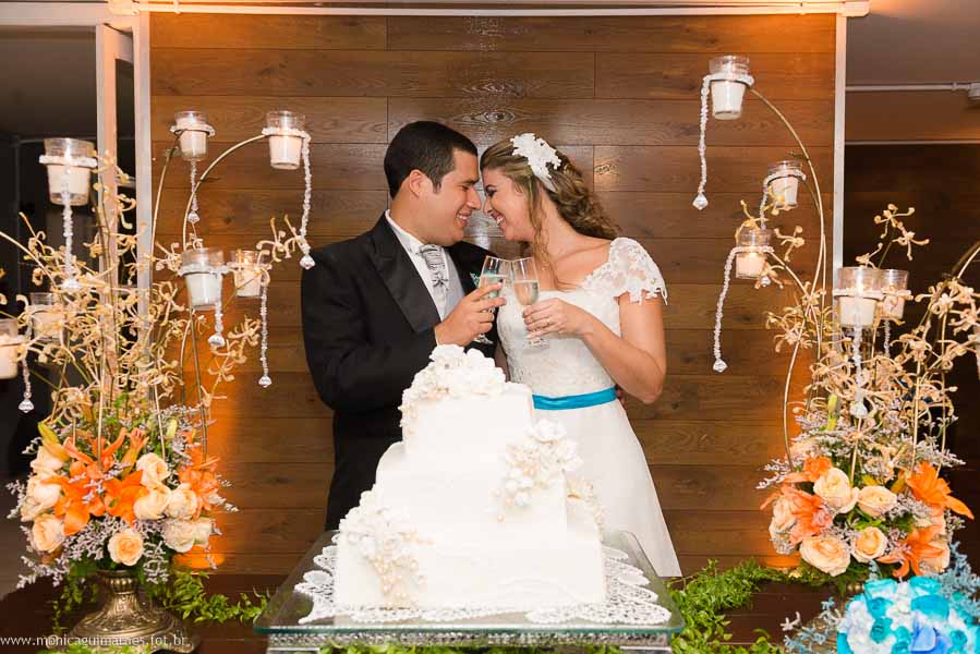 Foi um casamento muito iluminado, ficamos muito felizes de ter participado desse momento tão especial. O casório foi realizado na Igreja dos Capuchinhos, com recepção no salão de festas Favo de Mel, contamos com a ajuda dos fornecedores: Mônica Guimarães (fotografia), Ôxe Vídeos (filmagem), Anelise Nono (decoração), Interluz (iluminação cênica), Favo de Mel (buffet), Living (móveis), Zeeze (bolo) e Orquestra Alto Estilo.