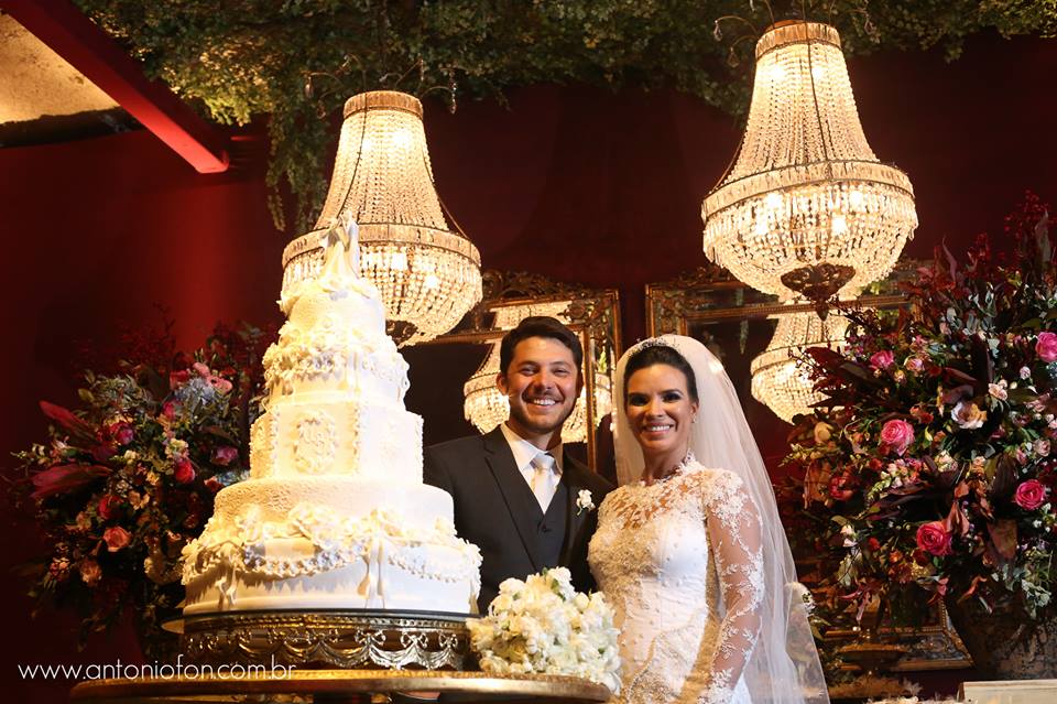 Úrsula e João Bruno, tiveram um casamento clássico, na Catedral Metropolitana de Maceió e receberam seus convidados com muita ousadia no Espaço Pierre Chalita, decorado por: Laura Amaral, Fernando Borges (iluminação cênica),  Living (móveis), Conexão (carpetes), Cupcakes da Bianca (bolo),  Izabel Pinheiro (buffet), Antonio Fon (fotografia), Equipamentos Peixe, Mix bar (bar temático), entre outros.