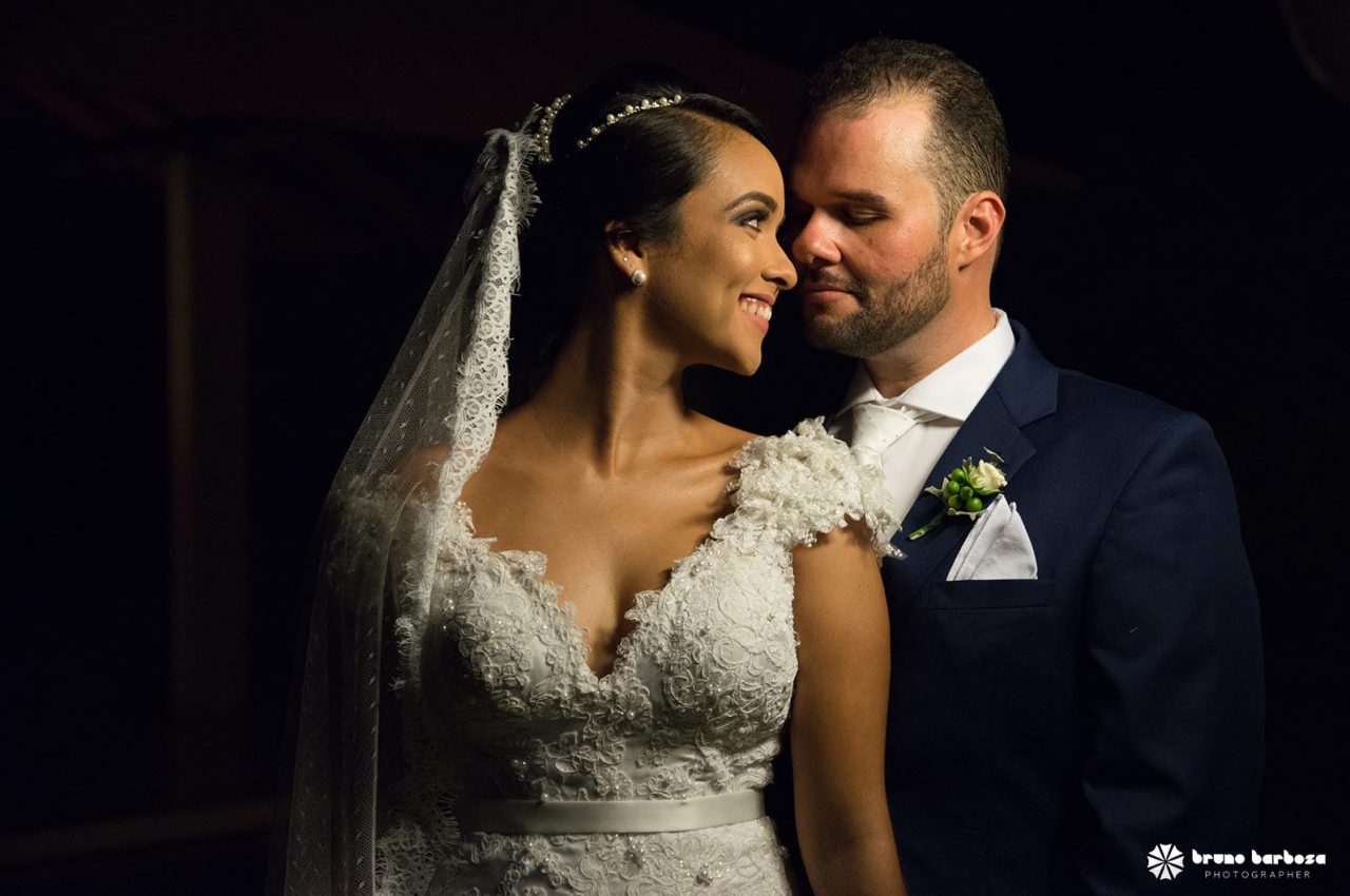 Que a harmonia e a felicidade trilhem o caminho dessa união de amor e cumplicidade. Monique e Mário, tiveram uma linda cerimônia e recepção na Pousada Bica da Pedra. Fotografia: Buno Barbosa, Filmagem: Lifetrailer, Decoração: Monique Arruda, Infraestrutura: Adeilton Gomes, Iluminação cênica: Fernando Borges, Buffet: Izabel Pinheiro, Bolo: Cupcakes da Bianca, Doces: Rucca, Dj e estruturas: Elthon e Junior, Banda: Dona Flor, dentre outros.